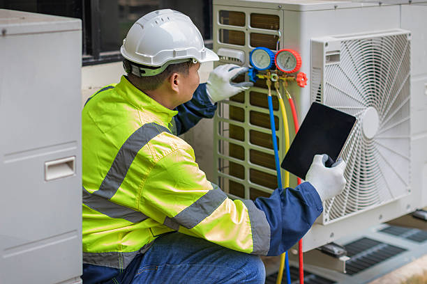 Professional Hvac technician working in Albany, OR